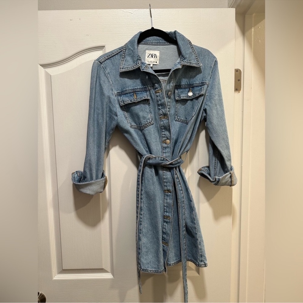 ZARA Long sleeve denim jacket size medium in like new condition